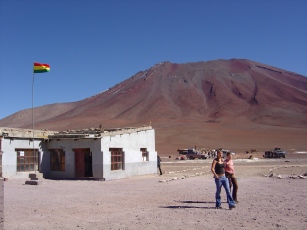 04.04.14 Poste frontière de la Bolivie à 4300 m et derrière le volc